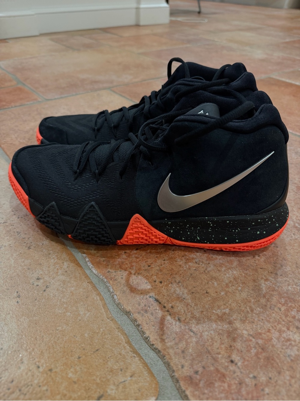 RARE Nike KYRIE 4 Black METALLIC Men's Basketball Sneakers